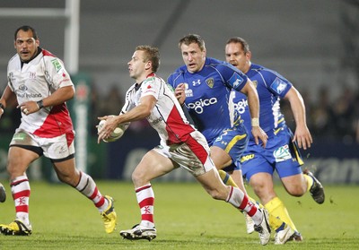 12.11.11  Ulster v Clermont Auvergne... Elvis Vermeulen of Clermont stalks Paul Marshall of Ulster. 