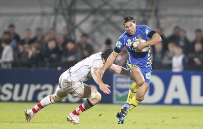 12.11.11  Ulster v Clermont Auvergne... Regan King of Clermont avoids the tackle of Ulster's Pedrie Wannenburg. 