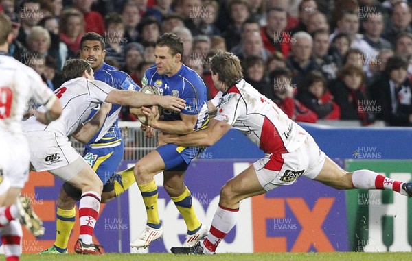 12.11.11  Ulster v Clermont Auvergne.. Lee Byrne of Clermont tackled by Darren Cave and Simon Danielli of Ulster. 