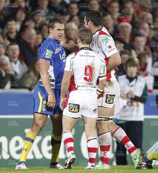 12.11.11  Ulster v Clermont Auvergne.. Lee Byrne of Clermont and Pedrie Wannenburg of Ulster become acquainted. 