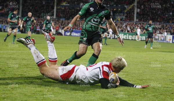 051012 Ulster v Connacht - RaboDirect Pro12 - Luke Marshall scores the third and final Ulster try   