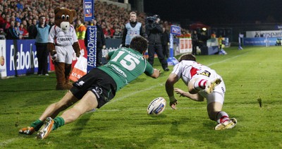 05.11.11 - Ulster v Connacht - RaboDirect Pro 12 Craig Gilroy of Ulster beats Tiernan O'Halloran  to the touchdown 