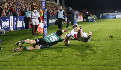 05.11.11 - Ulster v Connacht - RaboDirect Pro 12 Craig Gilroy of Ulster beats Tiernan O'Halloran  to the touchdown 