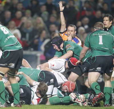 05.11.11 - Ulster v Connacht - RaboDirect Pro 12 Referee John Lacey (IRFU) signifies Tom Court scoring the second try for Ulster 