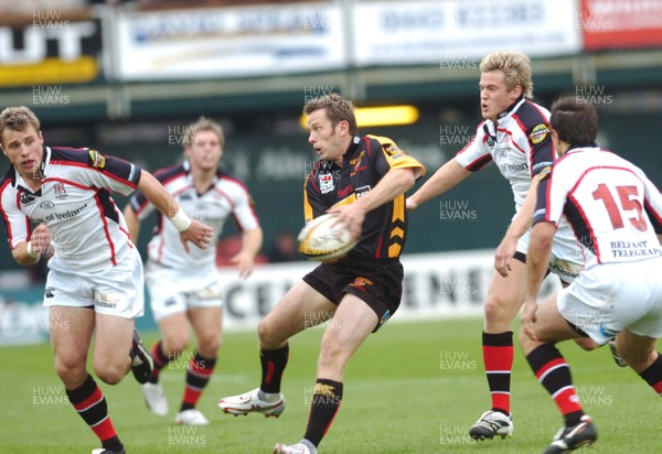 06.10.07 - Magners League Rugby Newport Gwent Dragons v Ulster Dragons' Kevin Morgan gets past Ulster's Tommy Bowe, Niall O'Connor and Mark Bartholomeusz 