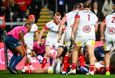 260925 - Ulster v Dragons RFC - United Rugby Championship - Shane Lewis-Hughes of Dragons, obscured, scores his side's third try