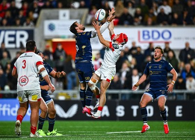 260925 - Ulster v Dragons RFC - United Rugby Championship - Rhodri Williams of Dragons and Michael Lowry of Ulster contest a high ball