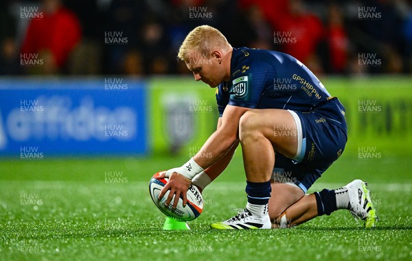 260925 - Ulster v Dragons RFC - United Rugby Championship - Tinus de Beer of Dragons kicks