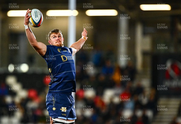 260925 - Ulster v Dragons RFC - United Rugby Championship - Shane Lewis-Hughes of Dragons wins possession in the lineout 