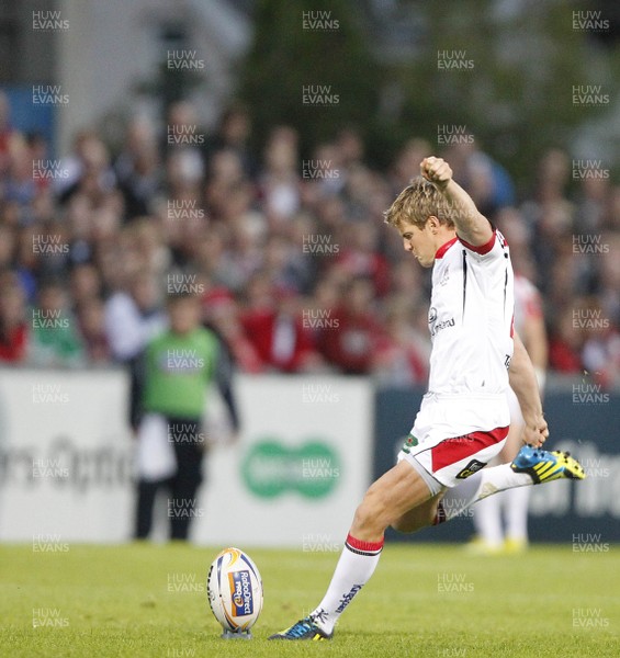 310812 - Ulster v Glasgow Warriors - RaboDirect PRO12 - Niall O'Connor opens the scoring for Ulster with a penalty