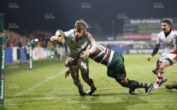 13.01.12 Ulster v Leicester... Andrew Trimble beats Alesana Tuilagi  of Leicester to score the second try for Ulster. 