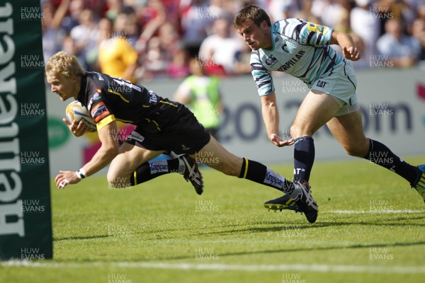 180812 - Ulster v Leicester Tigers - Preseason Friendly - Chris Cochrane breaks through to score the second and equalising try  