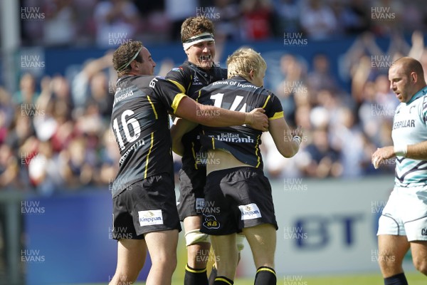 180812 - Ulster v Leicester Tigers - Preseason Friendly - Chris Cochrane of Ulster is congratulated by   Ricky Lutton and Neil McComb  