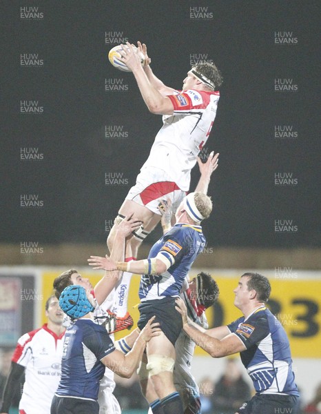 211212 Ulster v Leinster - RaboDirect Pro 12 - Neil McComb of Ulster receives lineout ball ahead of Leo Cullen of Leinster 