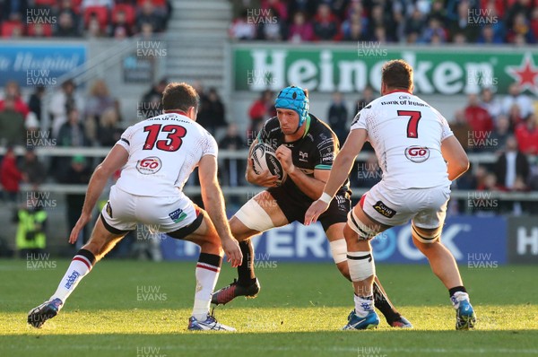 011016 Ulster v Ospreys -Ospreys Justin Tipuric looks for a way through the Ulster defences