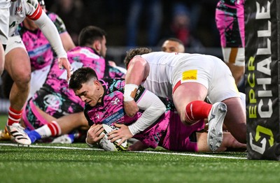 040426 - Ulster v Ospreys - EPCR Challenge Cup Round of 16 - Reuben Morgan-Williams of Ospreys dives over to score his side's first try