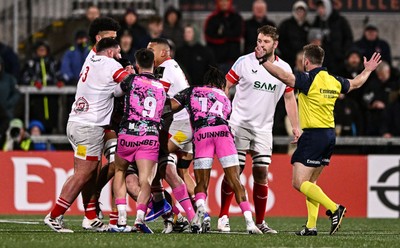 040426 - Ulster v Ospreys - EPCR Challenge Cup Round of 16 - Players of both sides contest possession