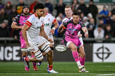 040426 - Ulster v Ospreys - EPCR Challenge Cup Round of 16 - Owen Watkin of Ospreys and Cormac Izuchukwu of Ulster