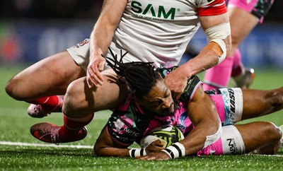 040426 - Ulster v Ospreys - EPCR Challenge Cup Round of 16 - Daniel Kasende of Ospreys dives over to score his side's second try