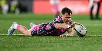 040426 - Ulster v Ospreys - EPCR Challenge Cup Round of 16 - Luke Morgan of Ospreys assists with a conversion in windy conditions