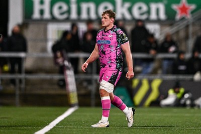 040426 - Ulster v Ospreys - EPCR Challenge Cup Round of 16 - Jac Morgan of Ospreys makes his way off the pitch after receiving a yellow card
