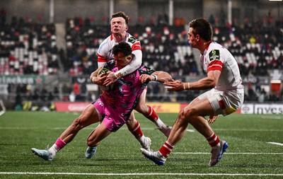 040426 - Ulster v Ospreys - EPCR Challenge Cup Round of 16 - Luke Morgan of Ospreys scores his side's third try despite the tackle of Jack Murphy, left, and Ethan McIlroy of Ulster