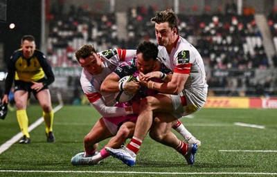 040426 - Ulster v Ospreys - EPCR Challenge Cup Round of 16 - Luke Morgan of Ospreys scores his side's third try despite the tackle of Jack Murphy, left, and Ethan McIlroy of Ulster