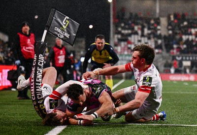 040426 - Ulster v Ospreys - EPCR Challenge Cup Round of 16 - Luke Morgan of Ospreys scores his side's third try despite the tackle of Jack Murphy, left, and Ethan McIlroy of Ulster