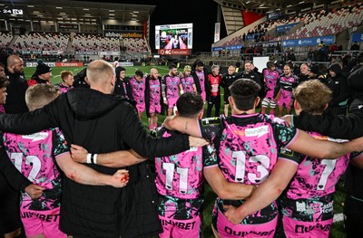 040426 - Ulster v Ospreys - EPCR Challenge Cup Round of 16 - Ospreys team huddle after the match