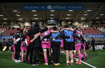 040426 - Ulster v Ospreys - EPCR Challenge Cup Round of 16 - The Ospreys team huddle after the match