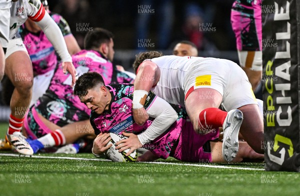 040426 - Ulster v Ospreys - EPCR Challenge Cup Round of 16 - Reuben Morgan-Williams of Ospreys dives over to score his side's first try