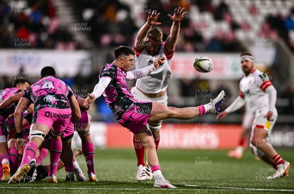040426 - Ulster v Ospreys - EPCR Challenge Cup Round of 16 - Reuben Morgan-Williams of Ospreys has a kick closed down by Iain Henderson of Ulster