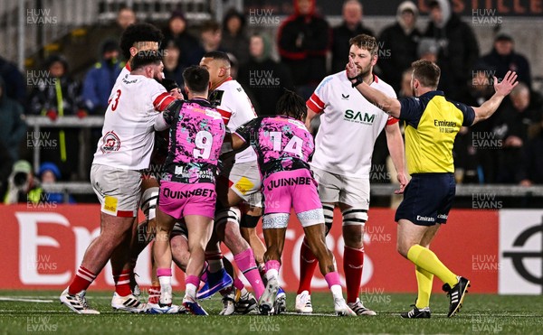 040426 - Ulster v Ospreys - EPCR Challenge Cup Round of 16 - Players of both sides contest possession