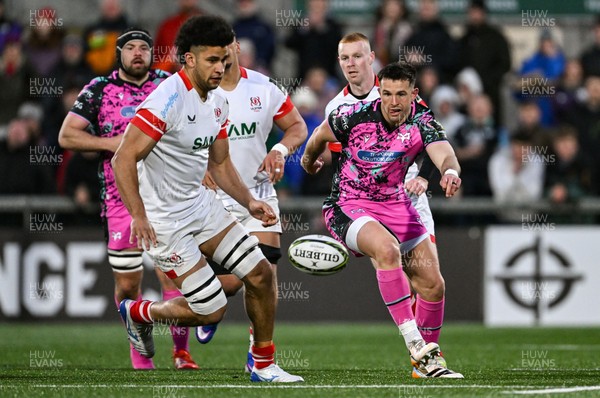 040426 - Ulster v Ospreys - EPCR Challenge Cup Round of 16 - Owen Watkin of Ospreys and Cormac Izuchukwu of Ulster