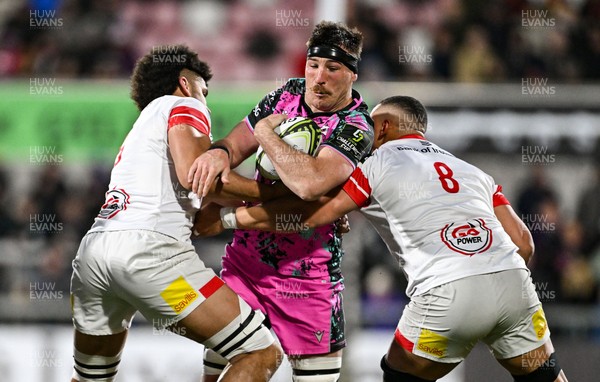 040426 - Ulster v Ospreys - EPCR Challenge Cup Round of 16 - Ryan Smith of Ospreys is tackled by Cormac Izuchukwu, left, and Juarno Augustus of Ulster
