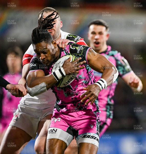040426 - Ulster v Ospreys - EPCR Challenge Cup Round of 16 - Daniel Kasende of Ospreys on his way to scoring his side's second try despite the tackle of Stuart McCloskey of Ulster