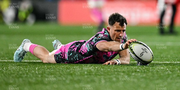 040426 - Ulster v Ospreys - EPCR Challenge Cup Round of 16 - Luke Morgan of Ospreys assists with a conversion in windy conditions
