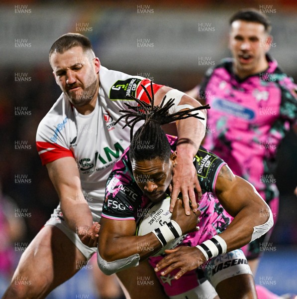 040426 - Ulster v Ospreys - EPCR Challenge Cup Round of 16 - Daniel Kasende of Ospreys on his way to scoring his side's second try despite the tackle of Stuart McCloskey of Ulster