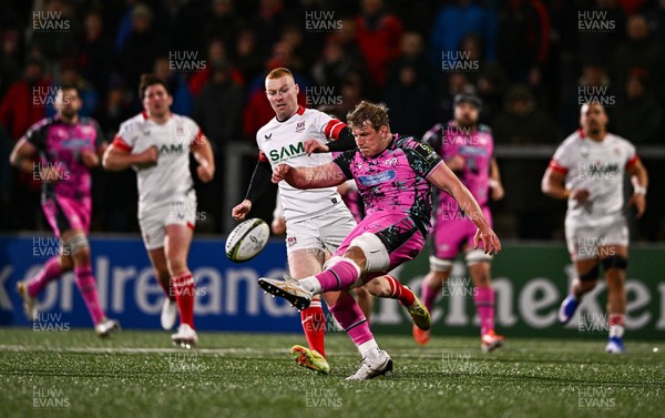 040426 - Ulster v Ospreys - EPCR Challenge Cup Round of 16 - Jac Morgan of Ospreys kicks clear despite Nathan Doak of Ulster