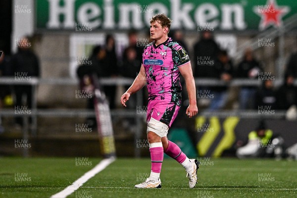040426 - Ulster v Ospreys - EPCR Challenge Cup Round of 16 - Jac Morgan of Ospreys makes his way off the pitch after receiving a yellow card