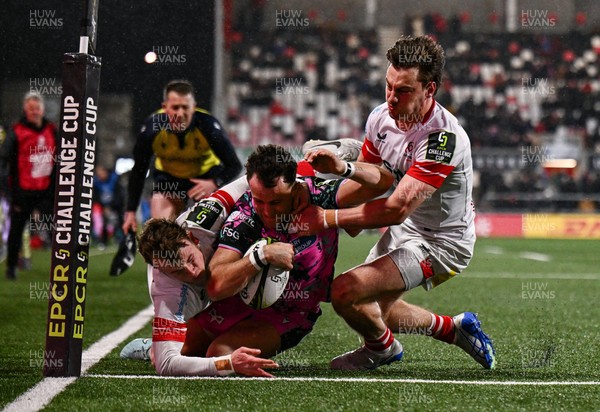 040426 - Ulster v Ospreys - EPCR Challenge Cup Round of 16 - Luke Morgan of Ospreys scores his side's third try despite the tackle of Jack Murphy, left, and Ethan McIlroy of Ulster