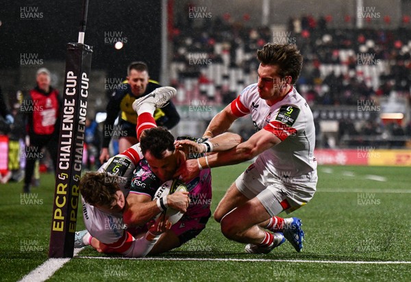 040426 - Ulster v Ospreys - EPCR Challenge Cup Round of 16 - Luke Morgan of Ospreys scores his side's third try despite the tackle of Jack Murphy, left, and Ethan McIlroy of Ulster