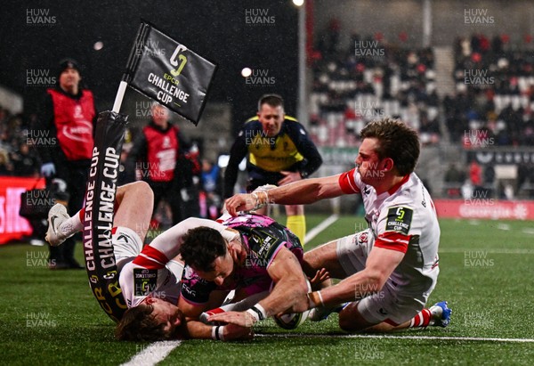 040426 - Ulster v Ospreys - EPCR Challenge Cup Round of 16 - Luke Morgan of Ospreys scores his side's third try despite the tackle of Jack Murphy, left, and Ethan McIlroy of Ulster
