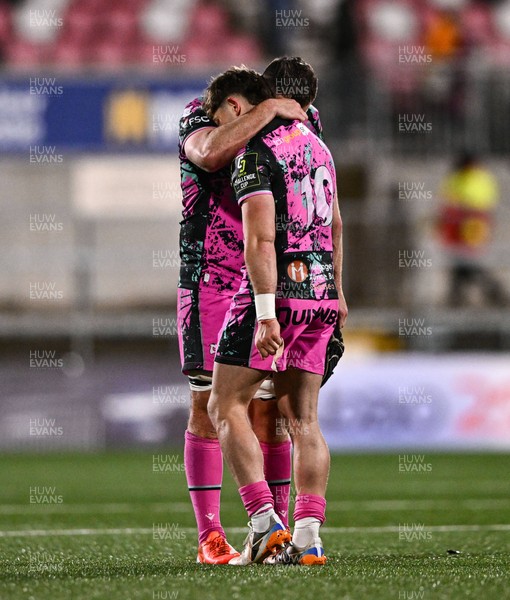 040426 - Ulster v Ospreys - EPCR Challenge Cup Round of 16 - Dan Edwards, right, and Morgan Morris of Ospreys embrace after their side's defeat