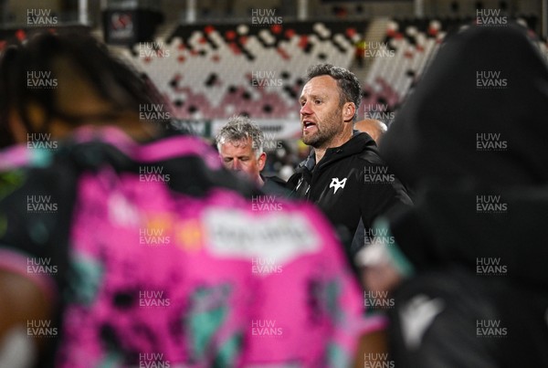 040426 - Ulster v Ospreys - EPCR Challenge Cup Round of 16 - Ospreys head coach Mark Jones speaks to his team after the match