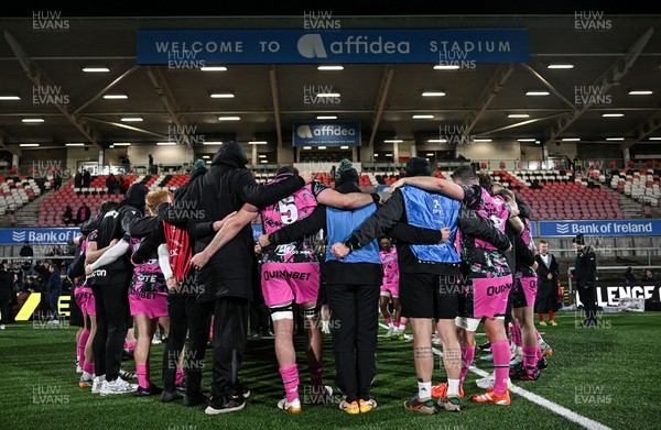 040426 - Ulster v Ospreys - EPCR Challenge Cup Round of 16 - The Ospreys team huddle after the match
