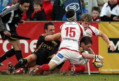 13.04.10 - Ulster v Ospreys - Magners League -  Ospreys' Shane Williams scores the first try of the game 