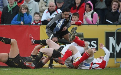 13.04.10 - Ulster v Ospreys - Magners League -  Shane Williams scores for Ospreys 