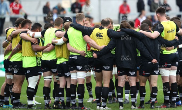 200518 - Ulster v Ospreys - PRO14 Champion's Cup Play-off - Ospreys huddle during warm up