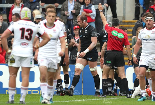 200518 - Ulster v Ospreys - PRO14 Champion's Cup Play-off - Alun Wyn Jones of Ospreys is congratulated after scoring a try